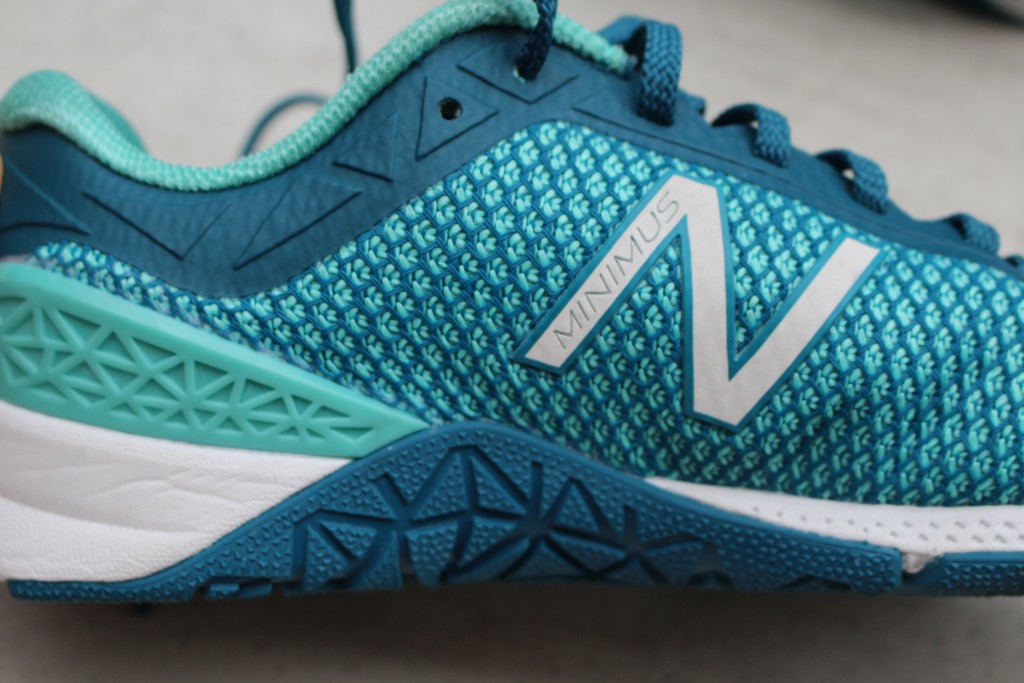 Revisión de zapatos new balance minimus 40 para mujer para crossfit: parte de lo que hace que este zapato sea tan cómodo es el tejido sintético ligero...