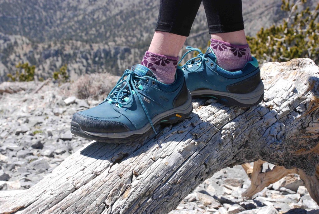 Revisión de los zapatos para caminar Ahnu Montara III Event para mujer: este zapato para caminar robusto estĆ” hecho para caminar por senderos difĆciles, sin embargo,...