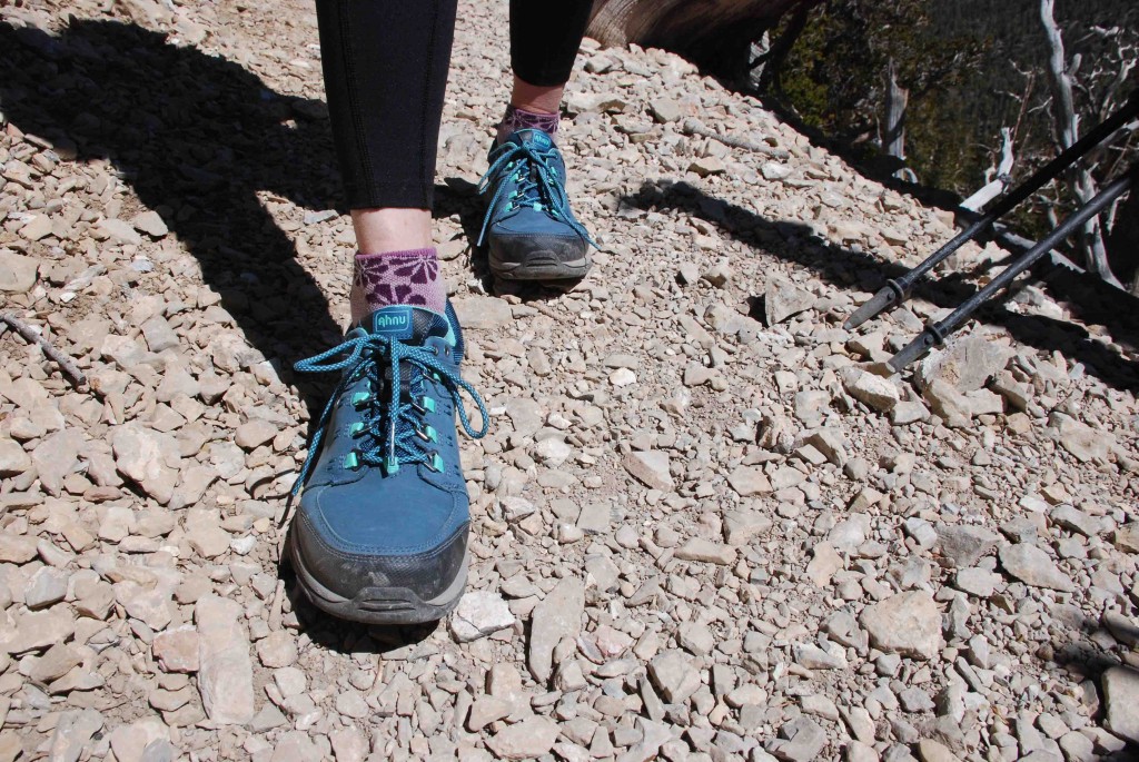 Revisión de los zapatos para caminar Ahnu Montara III Event para mujer: este zapato tiene una cantidad adecuada de amortiguación y...