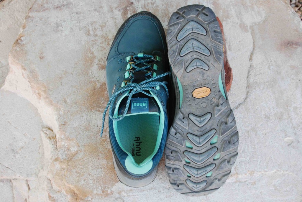 Revisión de zapatos para caminar para eventos ahnu montara iii para mujer: la goma de este zapato es pegajosa, pero las orejetas estÔn en la parte poco profunda...