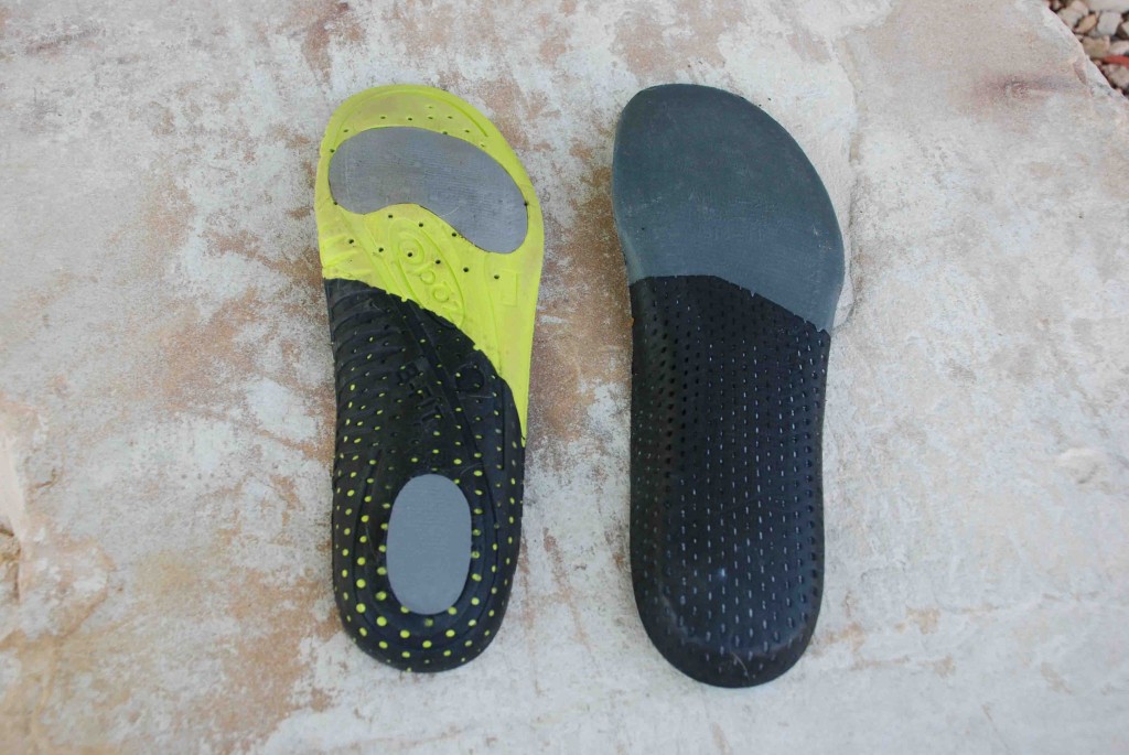 Revisión de los zapatos para caminar Ahnu Montara III Event para mujer: la plantilla Montara (derecha) es plana y ancha, con poca forma...