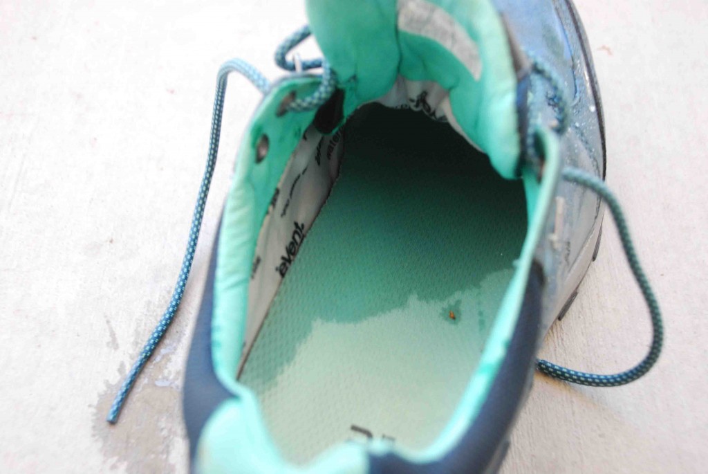 Revisión de zapatos para caminar para eventos Ahnu Montara III para mujer: el refuerzo no se extiende mucho hasta la lengüeta y se filtra agua...