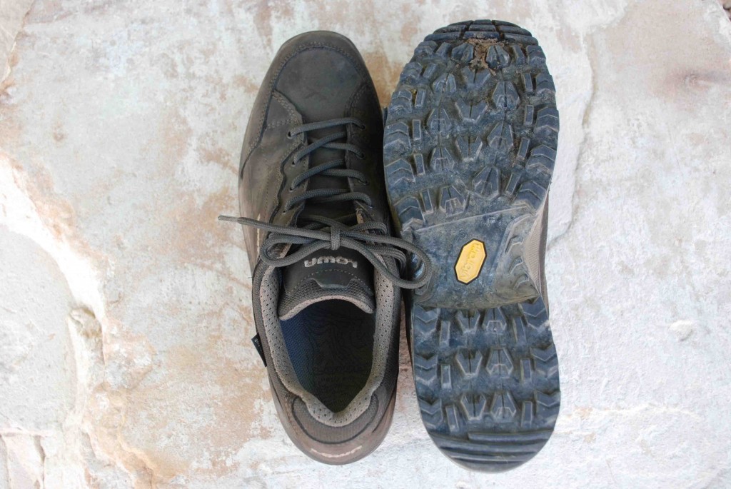 Revisión de zapatos de senderismo lowa renegade gtx lo para mujer: las orejetas son profundas, estĆ”n bien espaciadas y no demasiado rĆgidas. este par dio...