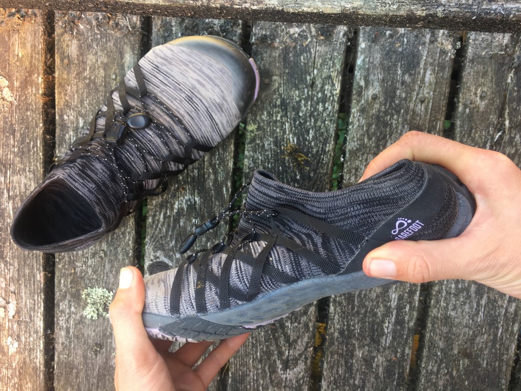 Revisión de los zapatos descalzos de punto Merrell Trail Glove 4 para mujer: realización de la prueba de la plantilla, comprobando si hay una suela flexible con un mĆnimo...