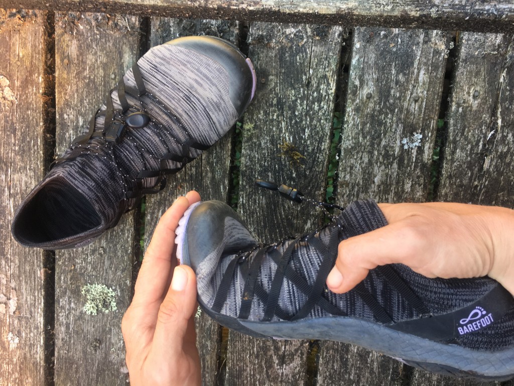 Revisión de los zapatos descalzos de punto Merrell Trail Glove 4 para mujer: prueba de la flexibilidad del antepié en la prueba de la plantilla.