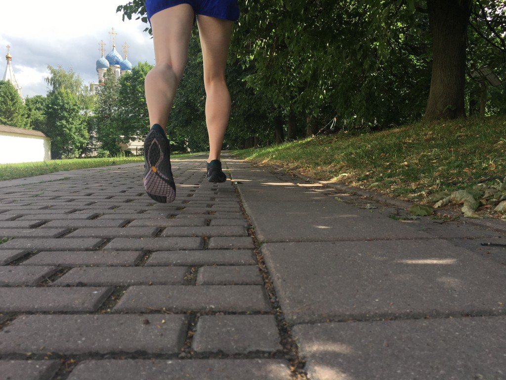 Revisión de los zapatos descalzos de punto Merrell Trail Glove 4 para mujer: las orejetas pequeñas, la goma pegajosa y la suela flexible son ideales para el uso urbano...
