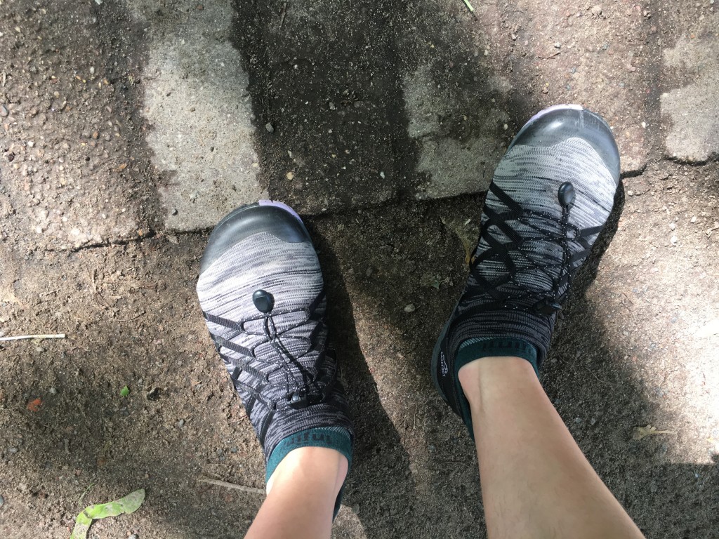 Revisión de los zapatos descalzos de punto Merrell Trail Glove 4 para mujer: la parte superior de punto es muy transpirable y también mantiene el agua fuera...