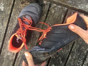 Realización de la prueba de la plantilla en el zapato Inov-8 Bare.