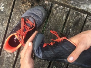Prueba de flexibilidad de la plantilla y el antepiƩ en los zapatos Inov-8 Bare.