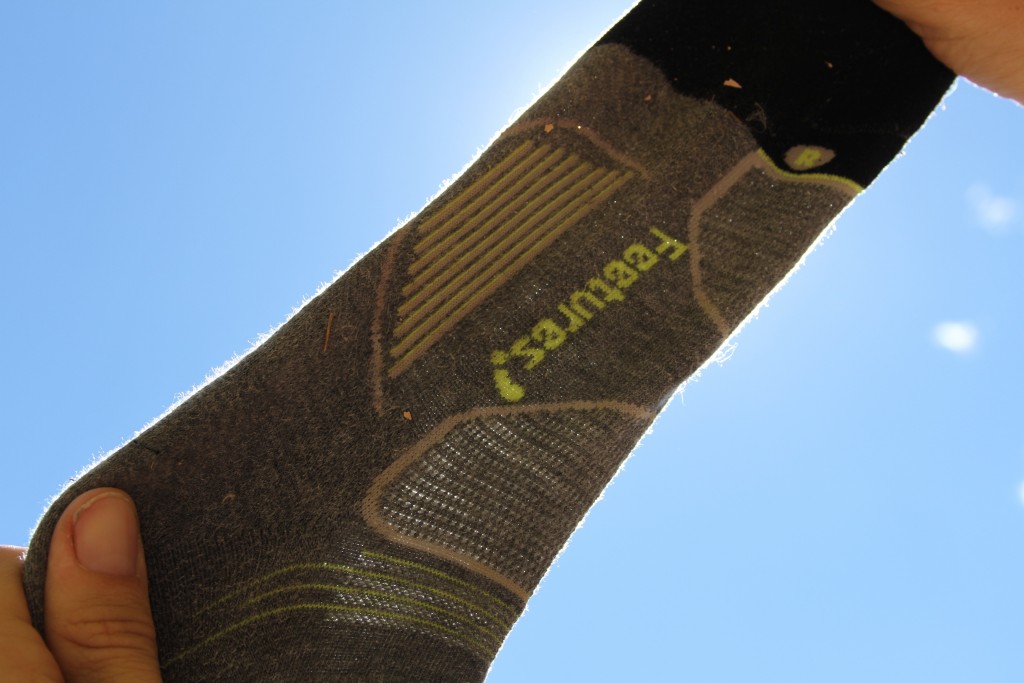 Revisión de los calcetines de senderismo feetures elite max Cushion quarter: una mirada a los paneles transpirables. donde se puede ver el sol brillando...