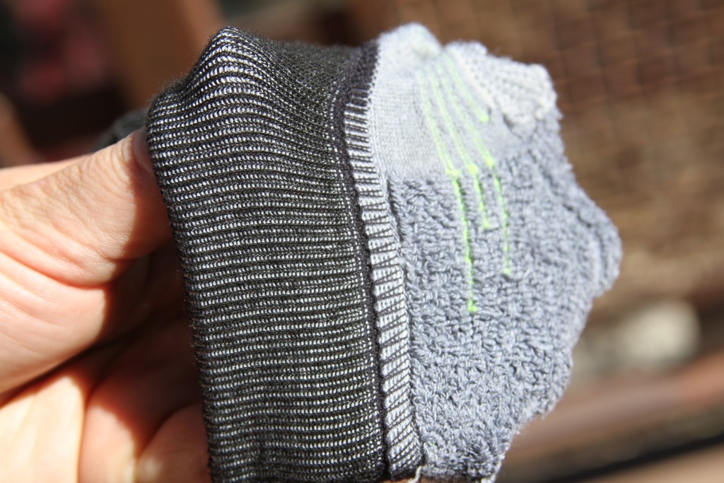 Revisión de los calcetines de senderismo feetures elite max Cushion quarter: una mirada a las fibras internas que se articulan con el pie. mientras esto...
