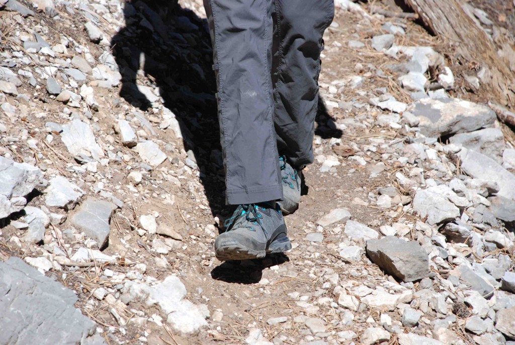 Revisión de zapatos de senderismo ahnu sugarpine ii wp para mujer: este zapato es uno de los mÔs cómodos que probamos. es...