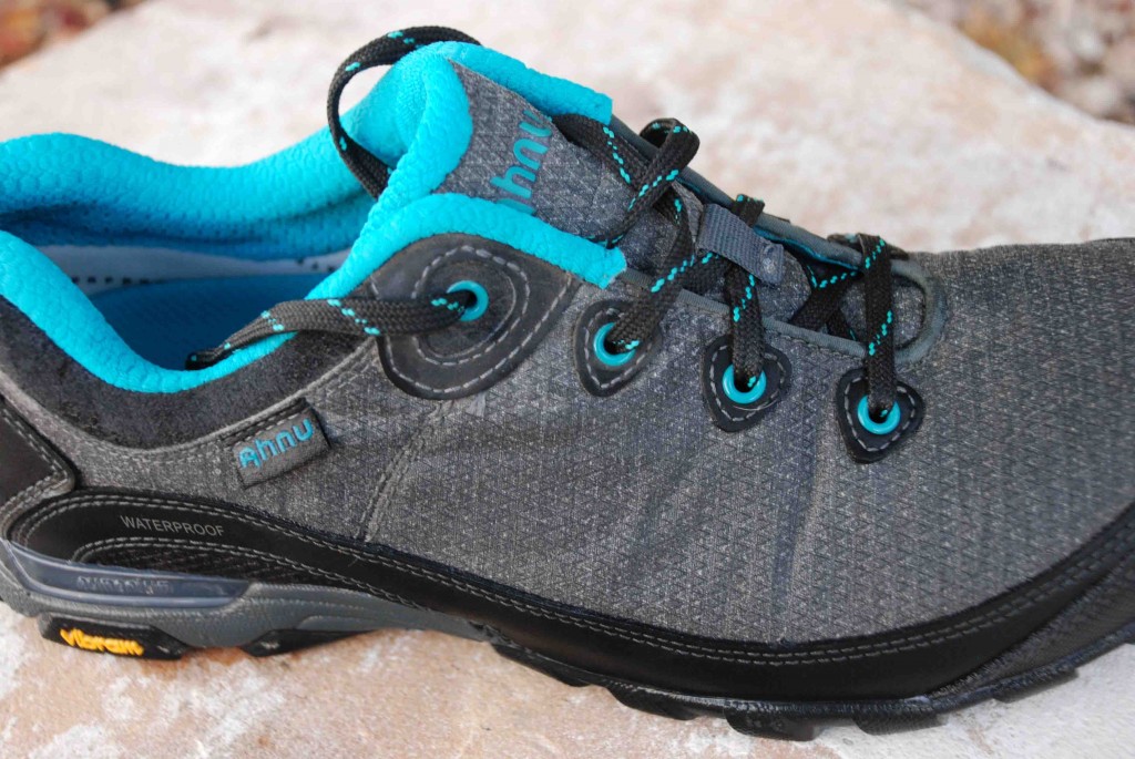 Revisión de zapatos para caminar ahnu sugarpine ii wp para mujer: estos zapatos se empaparon durante nuestra prueba de cubeta. el "impermeable"...