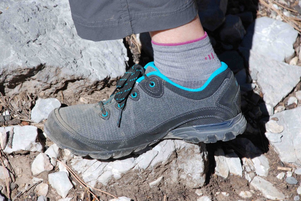 Revisión de zapatos de senderismo ahnu sugarpine ii wp para mujer: las suelas de este par son bastante suaves y no proporcionan una gran cantidad de...