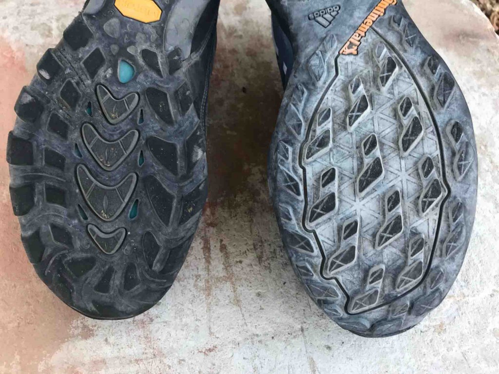 Revisión de zapatos de senderismo ahnu sugarpine ii wp para mujer: la banda de rodadura del ahnu (izquierda) no es tan resistente en comparación con el...