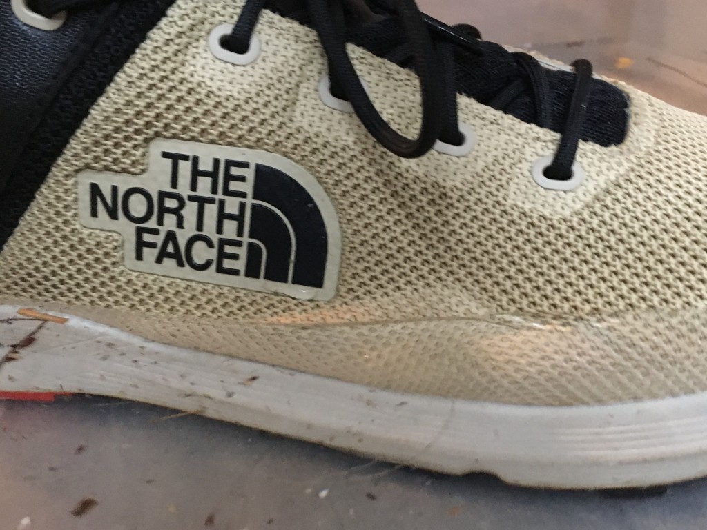 Revisión de los zapatos de senderismo North Face Safien GTX para hombre: la parte superior de malla se ensució, pero no mostró signos de desgaste durante nuestro...