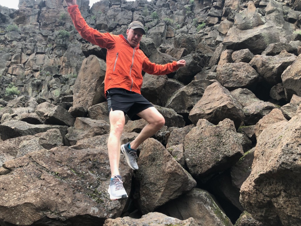 Revisión de las zapatillas de trail running The North Face Ampezzo para hombre: la entresuela de esta zapatilla estÔ hecha de espuma EVA ligera, que...