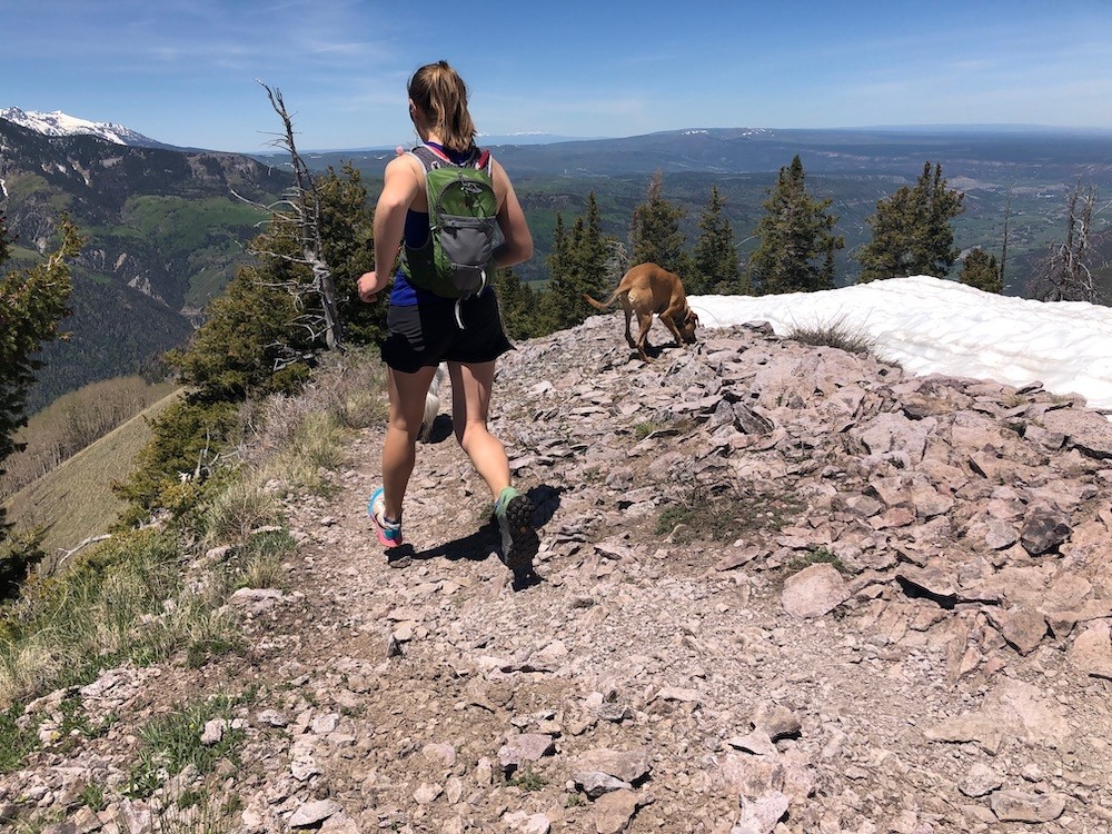 Revisión de zapatillas de trail running scarpa spin ultra para mujer: aquà probamos la sensibilidad en un sendero súper rocoso. comparamos esto...