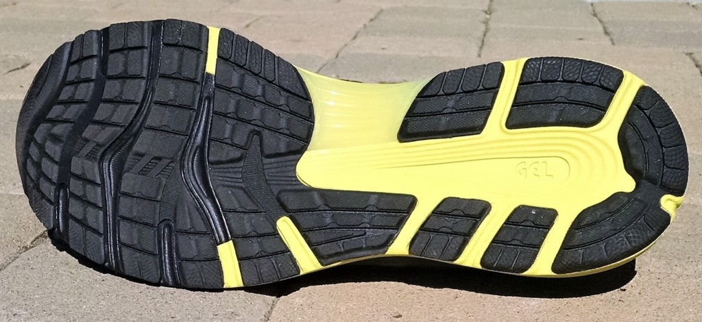 Revisión de las zapatillas para correr asics gel-nimbus 21 para hombre: asics hace un gran trabajo al cubrir los puntos vulnerables con resistentes...
