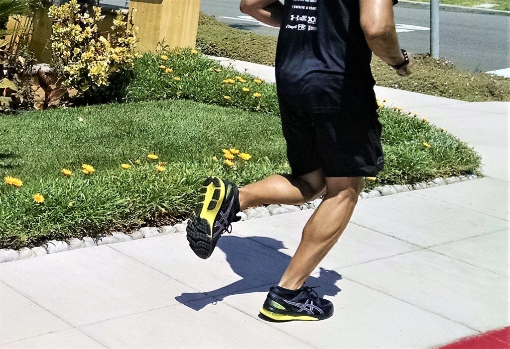 Revisión de las zapatillas para correr asics gel-nimbus 21 para hombre: la amortiguación de gel se puede ver en la parte posterior del talón para...