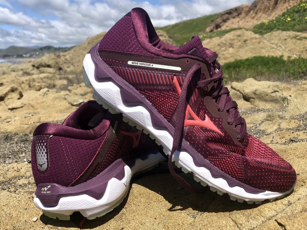 Revisión de zapatillas para correr Mizuno Wave Horizon 4 para mujer: el horizonte de olas con algunas olas en el horizonte mientras sale a dar un...