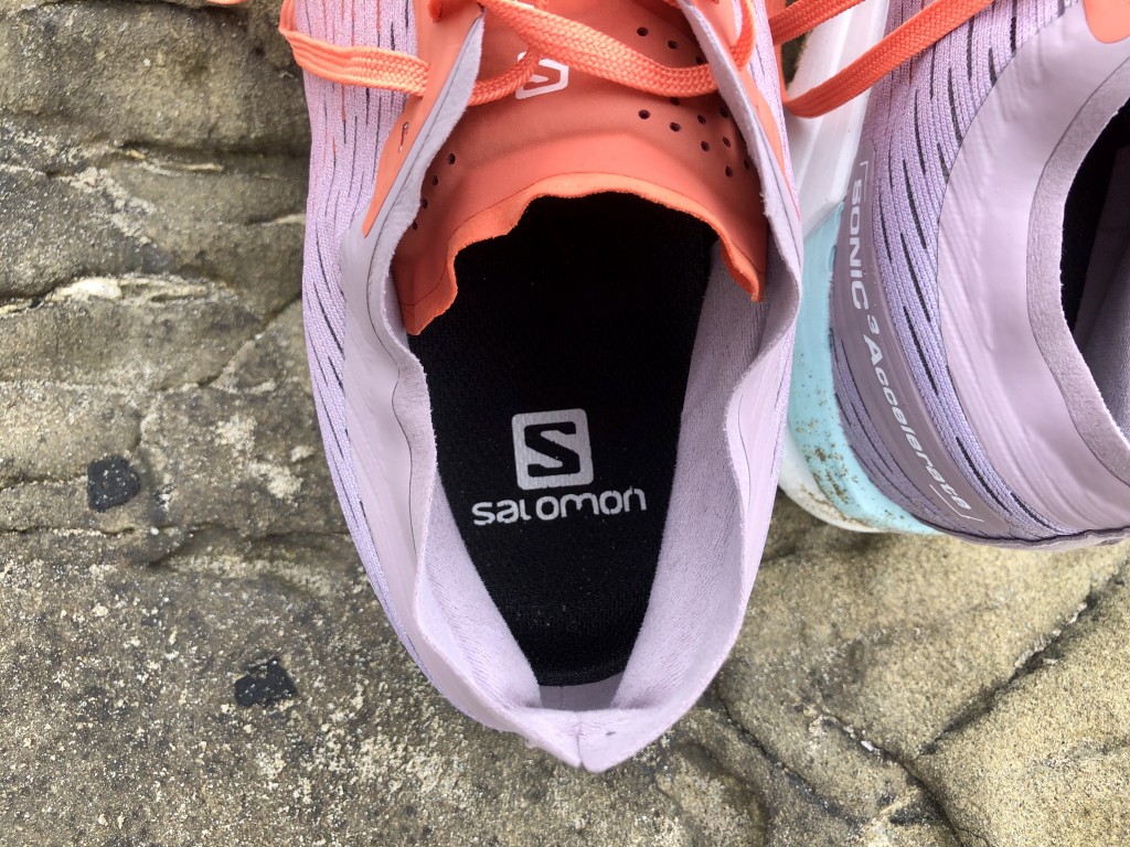 Revisión de zapatillas para correr Salomon Sonic 3 Acelerar para mujer: no nos encanta el exclusivo cuello del talón de este par.