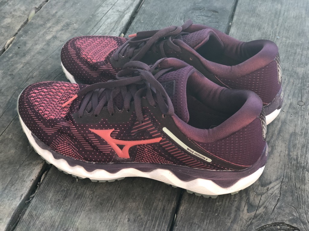 Revisión de zapatillas para correr mizuno wave horizonte 4 para mujer: el horizonte de onda tiende a sentirse como si estuvieras cargando pesas en los tobillos...