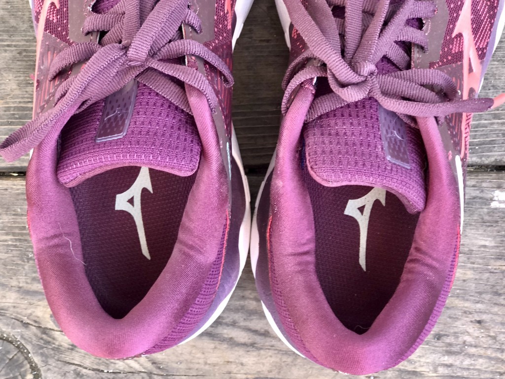 Revisión de zapatillas para correr mizuno wave horizonte 4 para mujer: el cuello y la lengüeta súper lujosos mantienen alta la comodidad superior.