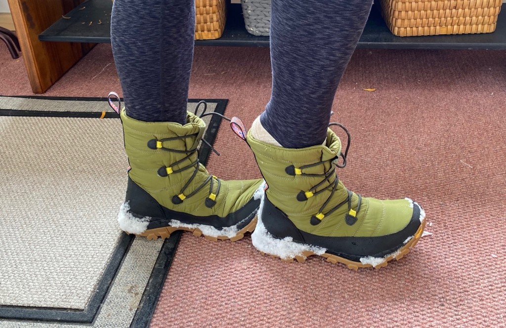 Revisión de las botas de invierno deportivas originales Muck Boot Company Arctic Ice Nomadic para mujer: ¡quítatelas y póntelas con los bucles en la parte posterior de la bota!...