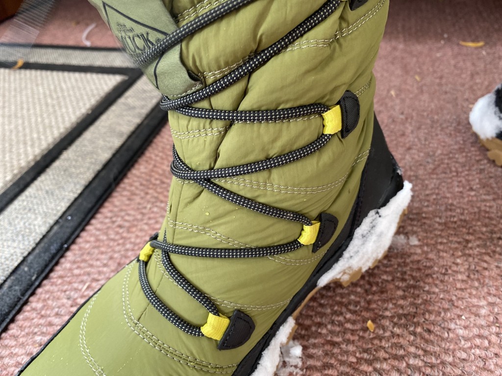 Revisión de las botas de invierno deportivas originales Muck Boot Company Arctic Ice Nomadic para mujer: construcción completa de nailon con un diseño de cordones que funciona. este...