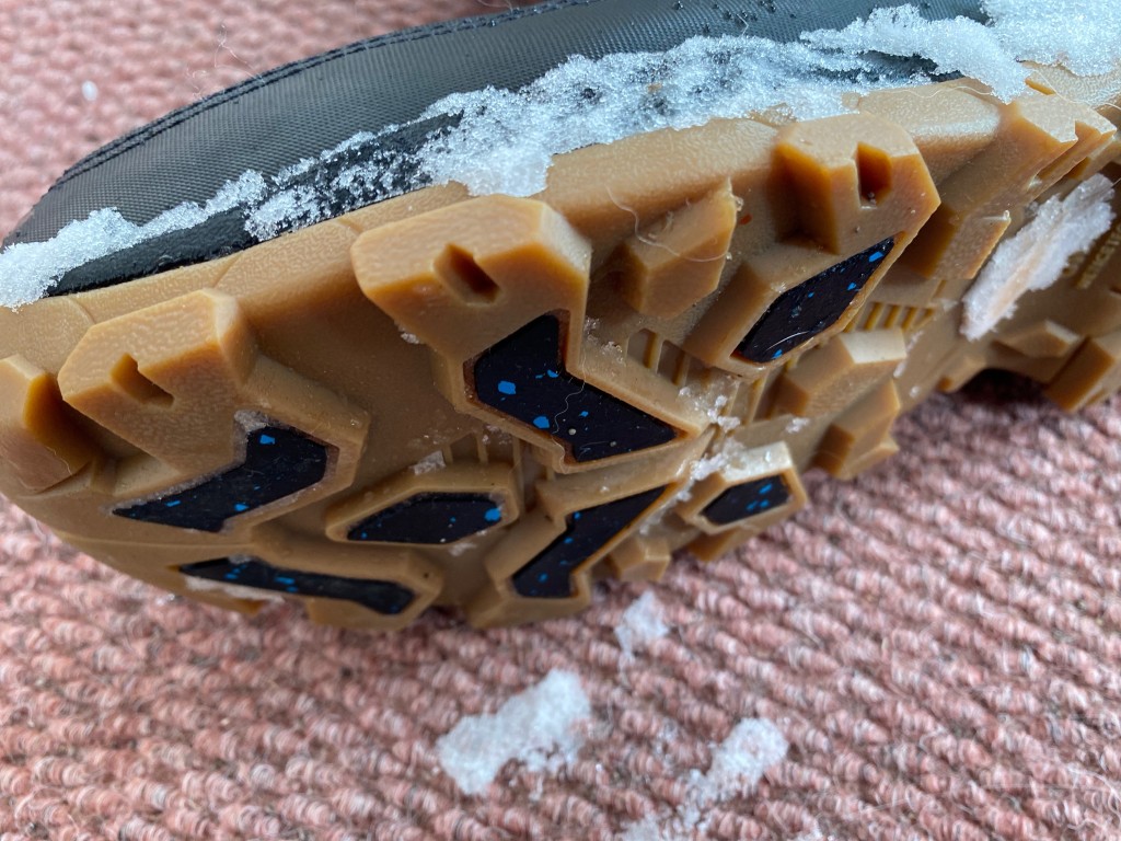 Revisión de las botas de invierno deportivas originales Muck Boot Company Arctic Ice Nomadic para mujer: uno de los mejores aspectos de esta bota son sus tacos y su tracción. el...
