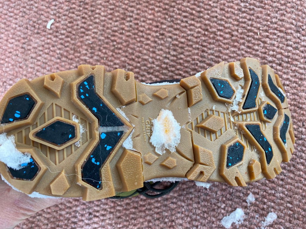Revisión de las botas de invierno deportivas originales Muck Boot Company Arctic Ice Nomadic para mujer: un vistazo a la suela completa.