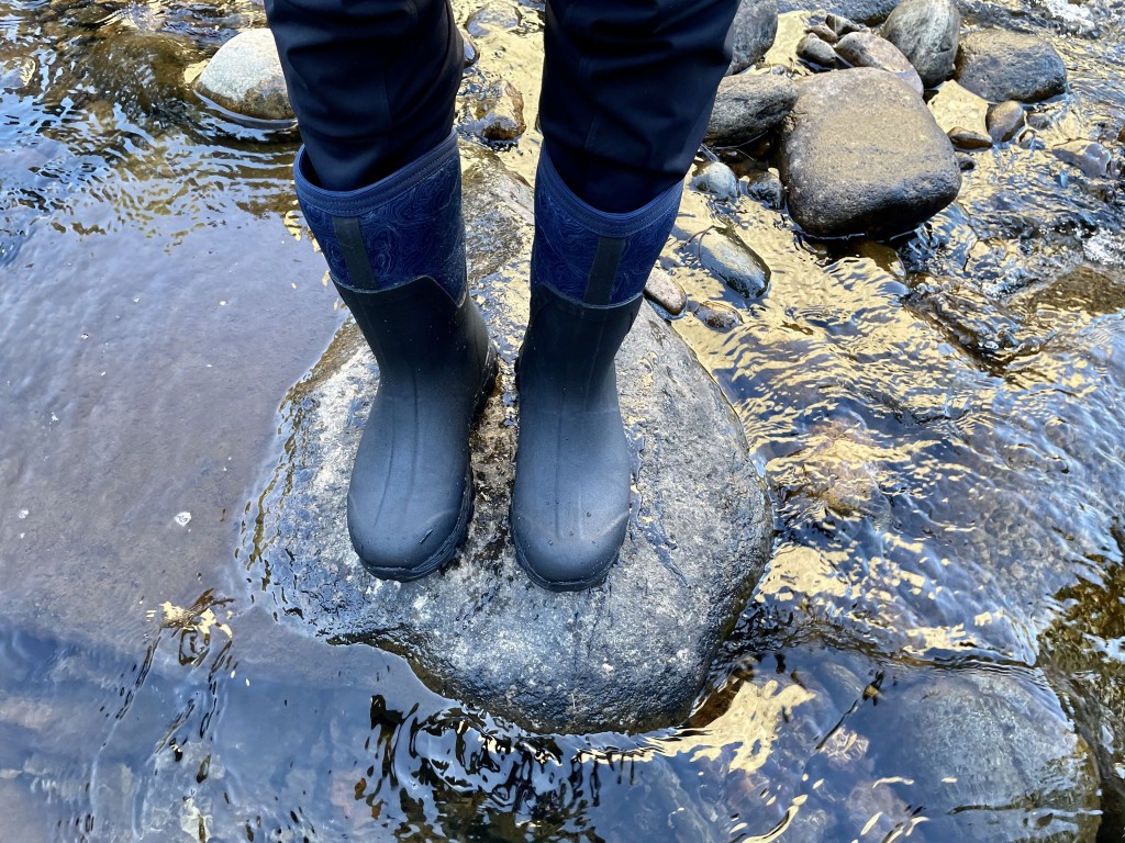 Muck Boot Arctic Sport II Mid Rain Boots Revisión de mujeres: ideal para el aire libre helado, el nombre Arctic Sport lo dice todo.