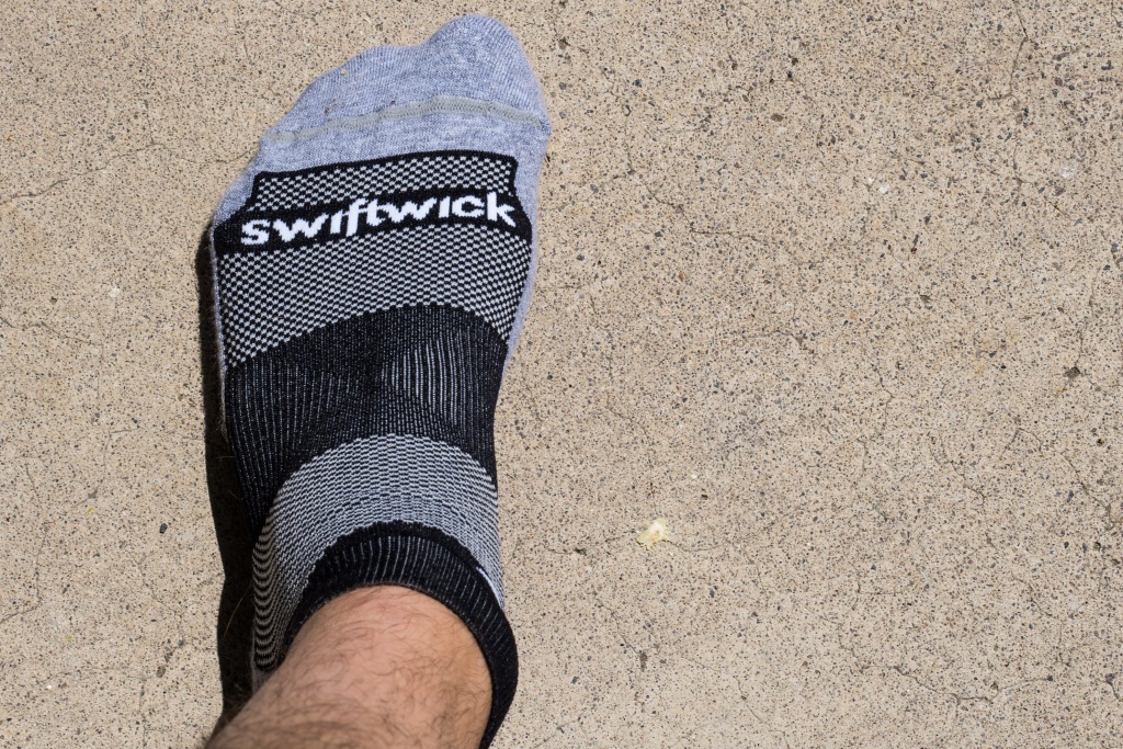 Revisión de los calcetines para correr Swiftwick Maxus One: podemos ver claramente las costuras en la puntera, pero no podemos sentirlas.