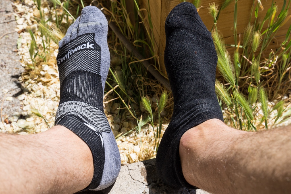 Revisión de los calcetines para correr swiftwick maxus one: el swiftwick (izquierda), mÔs delgado y menos acolchado, es mÔs transpirable que...