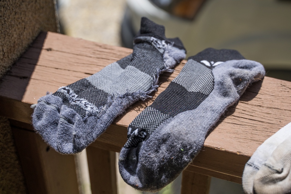 Revisión de los calcetines para correr swiftwick maxus one: una vista de adentro hacia afuera muestra el contraste entre las Ôreas acolchadas...