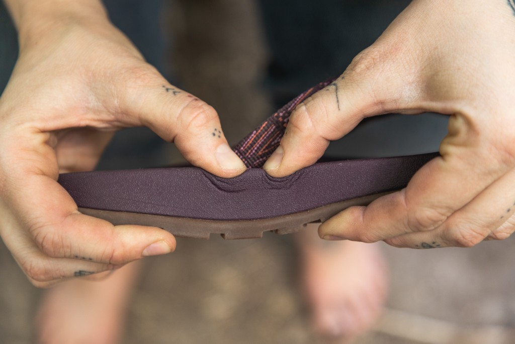 Revisión de chanclas chaco lowdown para mujer: la plantilla es firme y flexible.