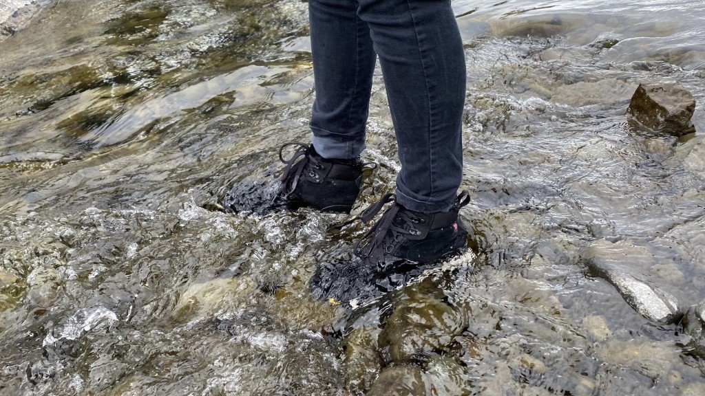 Revisión de las botas de invierno con aislamiento Danner Inquire Mid para mujer: las Danner Inquire Mid eran impermeables hasta su # 039; cuello, rematando el...