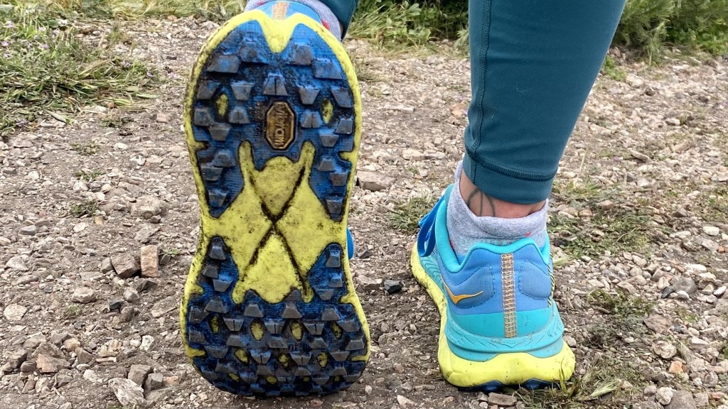 Revisión de zapatillas de trail running hoka tecton x 2 para mujer: el tecton tiene una plataforma de aterrizaje amplia y muchas orejetas de 4 mm con...