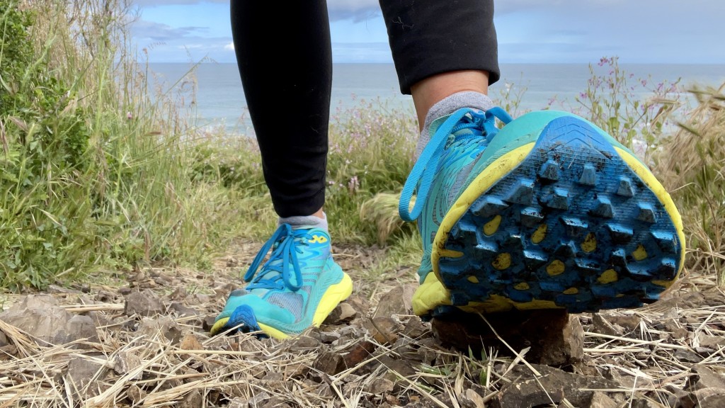 Revisión de las zapatillas de trail running Hoka tecton x 2 para mujer: la pila gruesa y la placa de carbono del tecton lo hacen notablemente menos...
