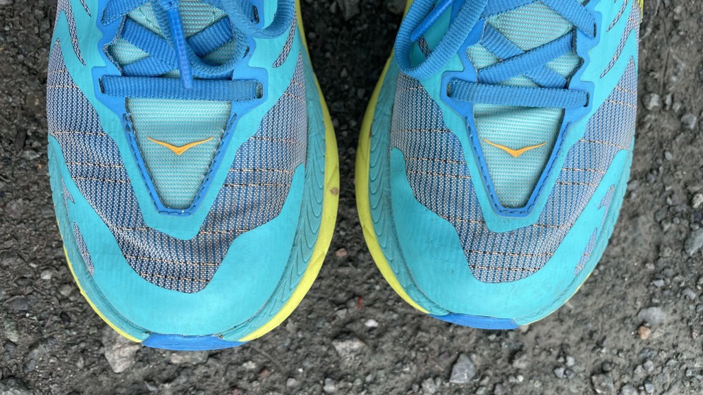 Revisión de las zapatillas de trail running Hoka tecton x 2 para mujer: la puntera es una capa de goma que cubre el Ôrea de la puntera...