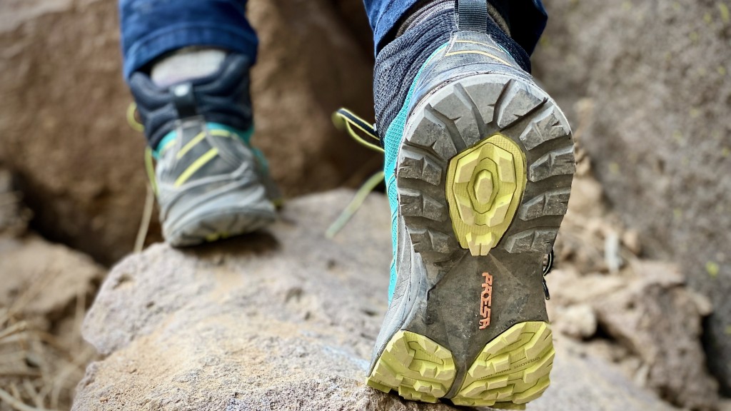 Revisión de botas de montaña scarpa rush 2 mid gtx para mujer: esta foto muestra los distintos patrones de la banda de rodadura y los sistemas de frenado...