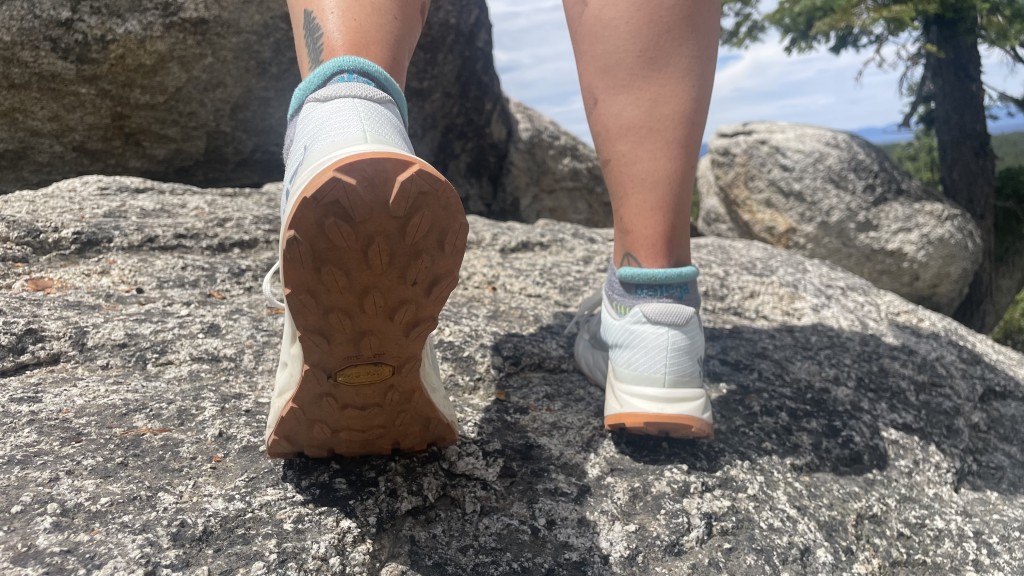 Revisión de zapatillas de trail running nnormal kjerag para mujer: la suela vibram del kjerag no se destaca como excepcional en...