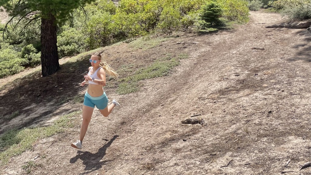 Revisión de zapatillas de trail running nnormal kjerag para mujer: sabemos un par de cosas sobre volar en curvas cerradas con aire suelto...