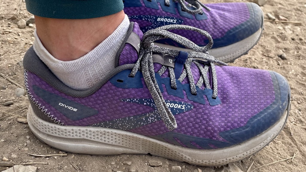 Revisión de las zapatillas de trail running Brooks Divide 4 para mujer: el ajuste familiar de la división ayuda a que se sienta estable y neutral como...