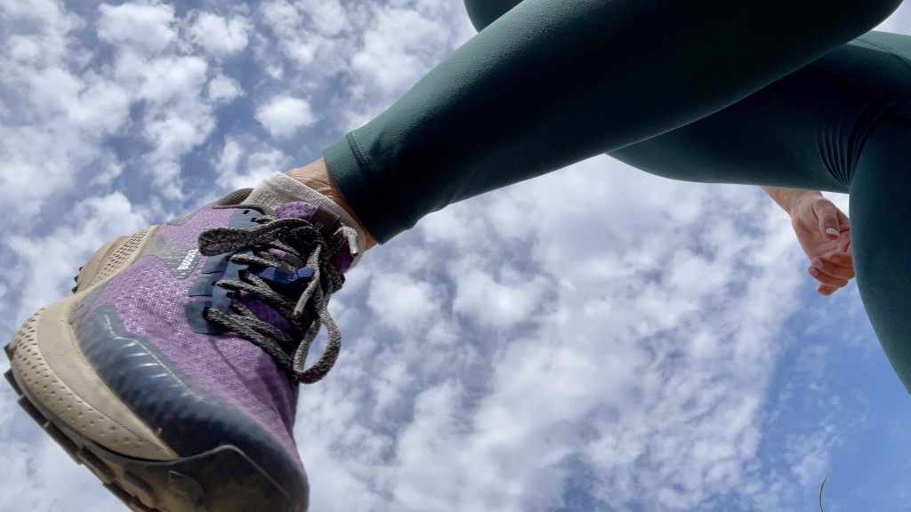 Revisión de las zapatillas de trail running Brooks Divide 4 para mujer: si quieres una zapatilla asequible que cruce la acera con...