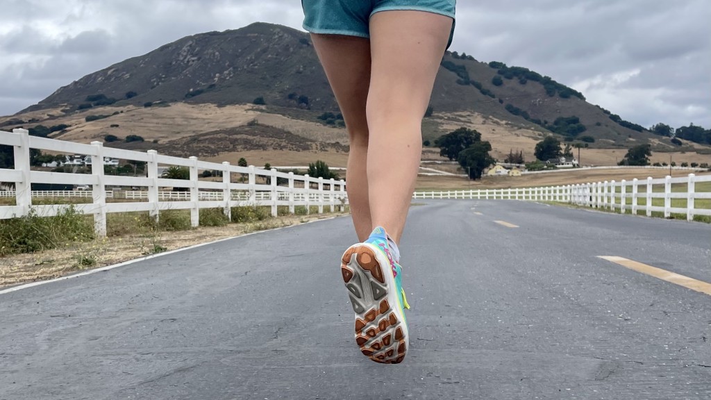 Revisión de zapatillas para correr Hoka Clifton 9 para mujer: para un zapato con un acolchado acolchado bajo los pies, el Clifton pesa...