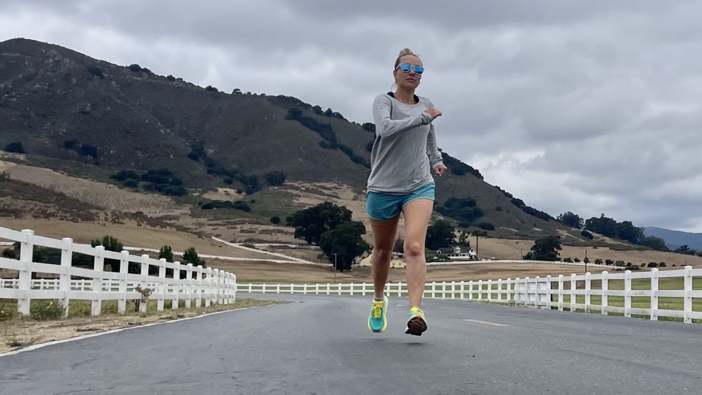 Revisión de zapatillas para correr Hoka Clifton 9 para mujer: la parte superior de las Clifton no es suave como la seda, pero permanece...