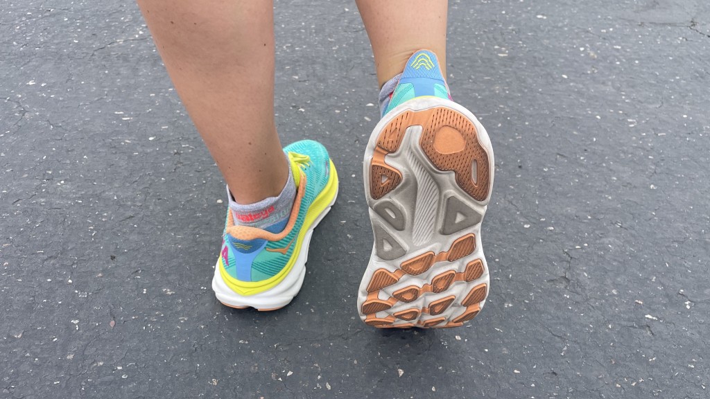 Revisión de las zapatillas para correr Hoka Clifton 9 para mujer: la talonera segura y la amplia base de soporte brindan una gran estabilidad...