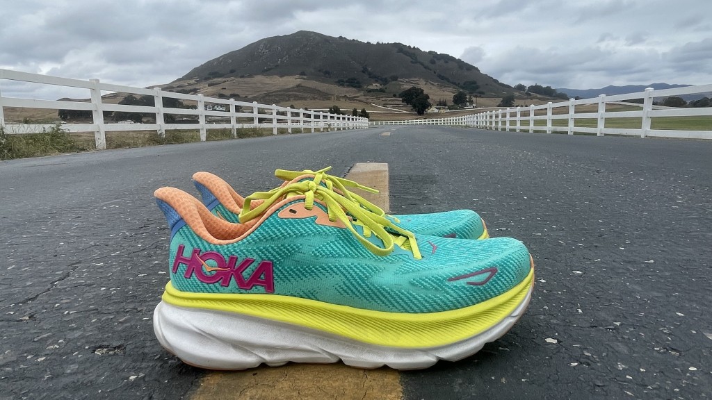 Revisión de zapatillas para correr hoka clifton 9 para mujer: el clifton es una opción mÔs liviana que aún ofrece excelentes...